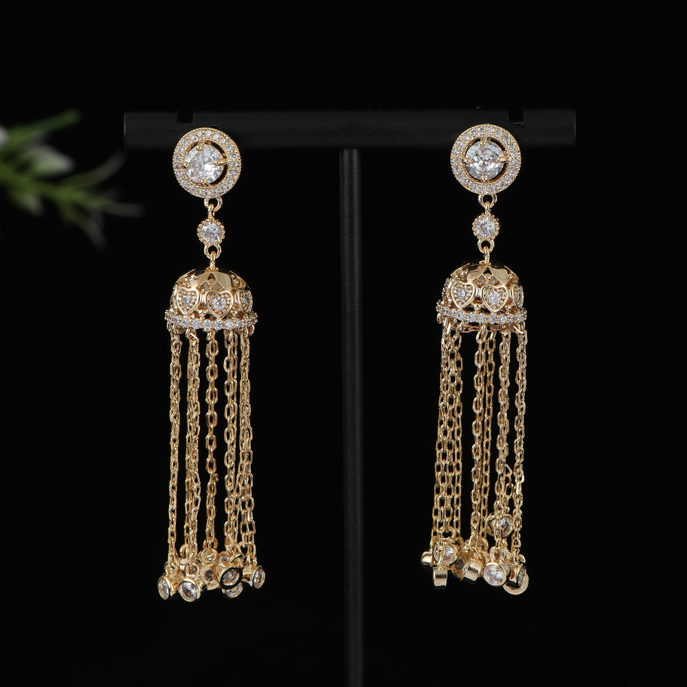 Women Accessories Dubai - Uzun Geometri Yuvarlak Uzun Püskül Küpe